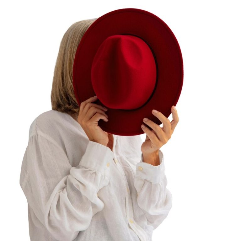 fashionable-hat-isolated_23-2151357004